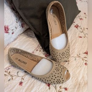 Beige Peep-Toe Laser-Cut Flats - Sz 7 5